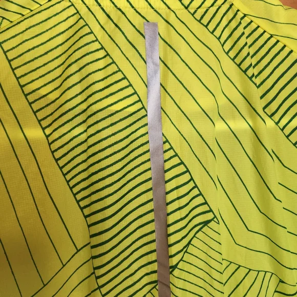 BROOKS RUN HAPPY DRIFT SHELL LIGHTWEIGHT WINDBREAKER JACKET SIZE MED WOMENS - Picture 10 of 10